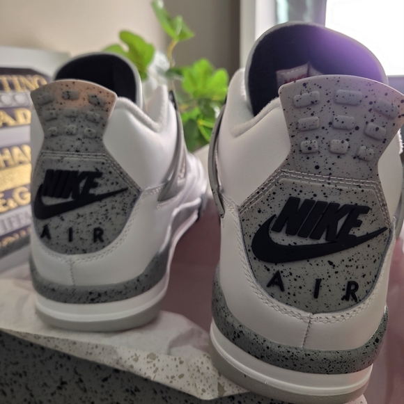 NEW NIKE AIR JORDAN 4 RETRO "WHITE CEMENT" (2025) - Picture 7 of 12